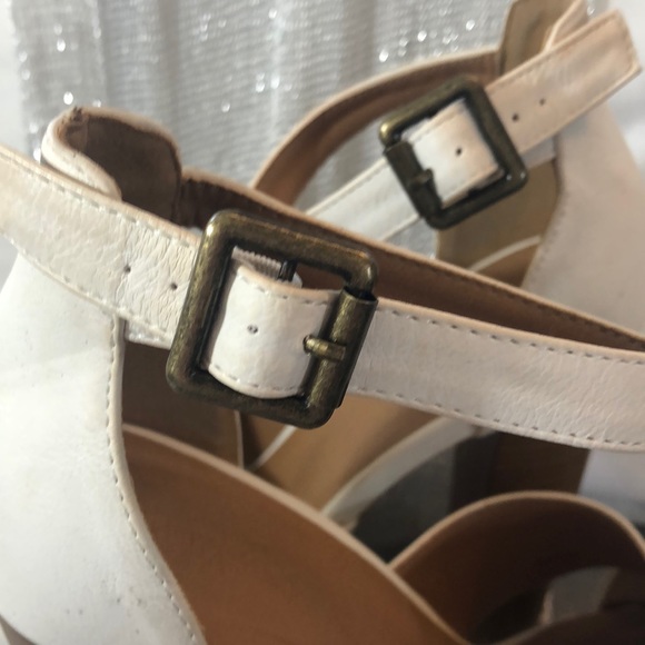 Pretty white strappy heels with peep toes - Picture 3 of 7